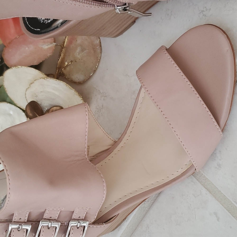 💋 VINCE CAMUTO Blush Wedge Buckle Sandals 💋 - Picture 3 of 14